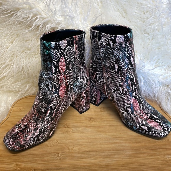 🐍 SUGAR // Rainbow Multi Faux Snake Skin Side Zip  Booties Size 8 - Picture 4 of 14